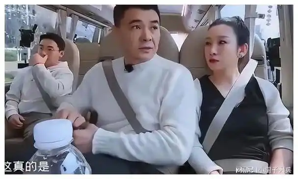 秦海璐巨婴症儿子已经9岁一家人旅游被拍家庭状态幸福