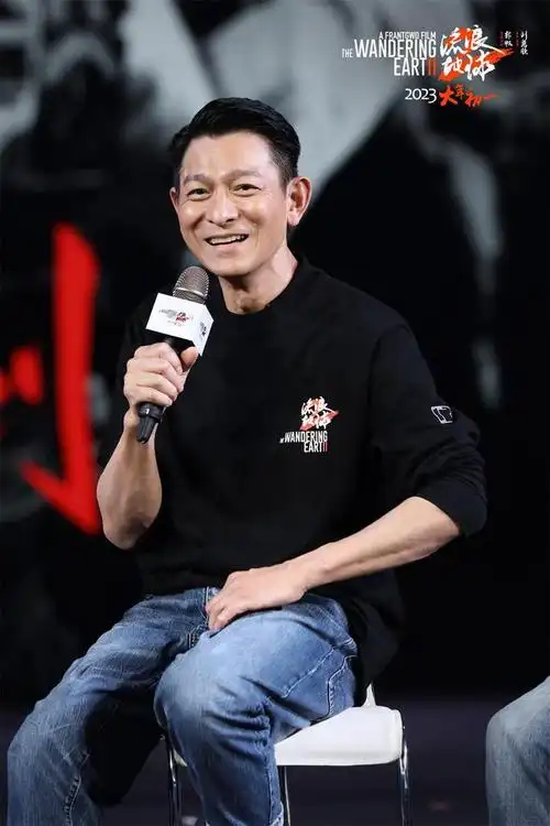 11月11日,华仔出席厦门金鸡百花电影节,又在朋友圈和短视频平台刷屏了