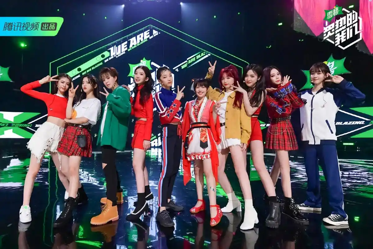 在炙热的我们《我要飞》舞台,再穿《创造101》初舞台服装,恍惚间回到