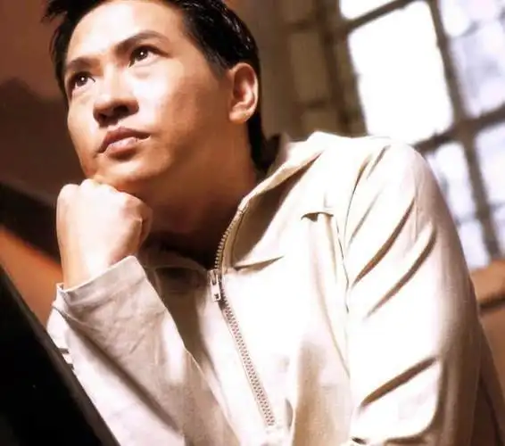 年轻张家辉的梦想一直是做除暴安良的警察.