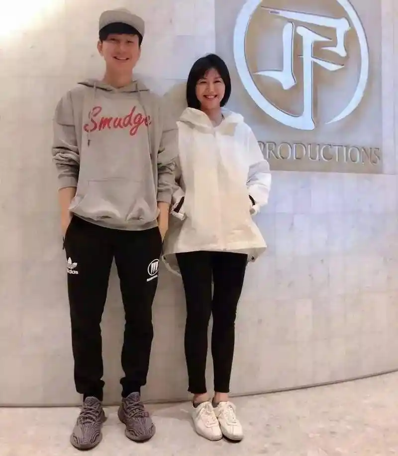 孙燕姿晒42岁生日照,素颜也太真实了,老的像52岁