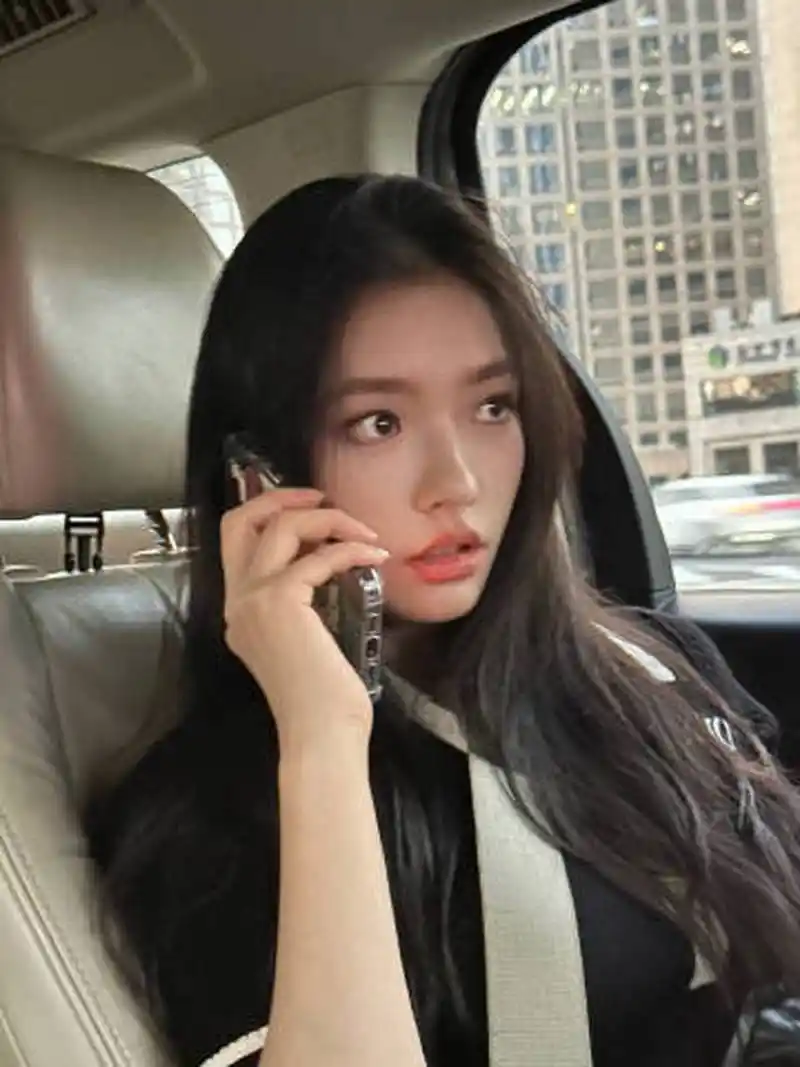 林允儿发生活照,打电话,打哈欠,笔芯 张张都很接地气儿