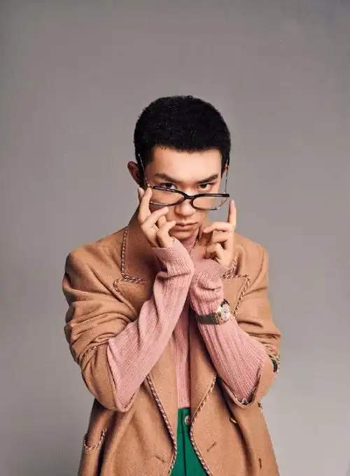 易烊千玺晒时尚大片,理了个板寸头好有型,还是头发短点帅气!