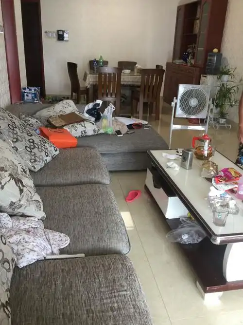 有谁可以晒下自己客厅和卧室的装修图,最好是自己家的,我想参谋下,多