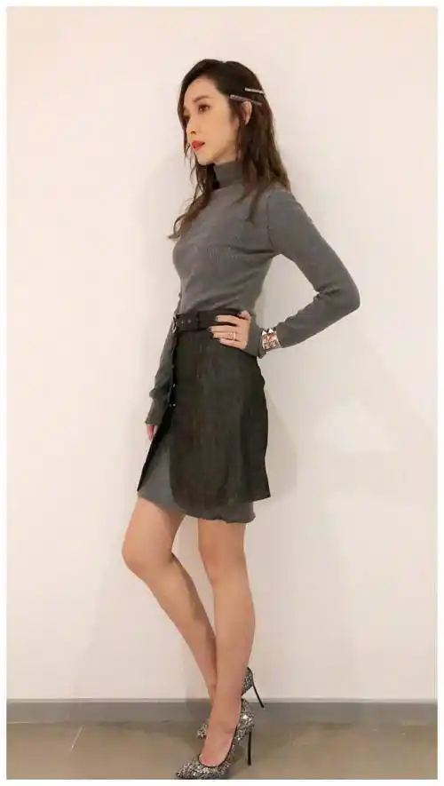 周杰伦生日侯佩岑晒照,穿复古长裙却在秀时尚,身材不输昆凌嫂_魅力