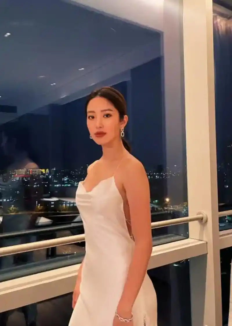 女神杨采钰的身材比例高挑,再加上平时喜欢健身,所以身材的肌肉线条很