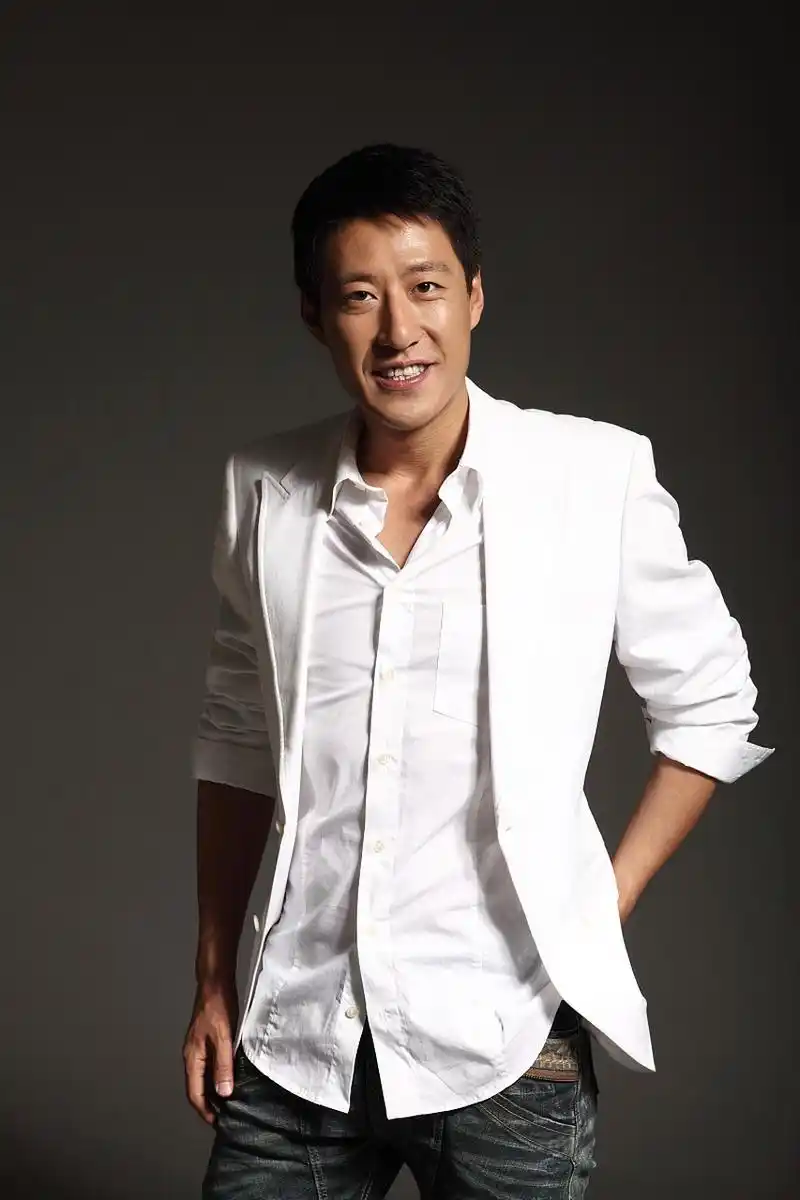 于震:演员中的"抗战专业户"  于震出生于1975年,家庭贫困,父母都是