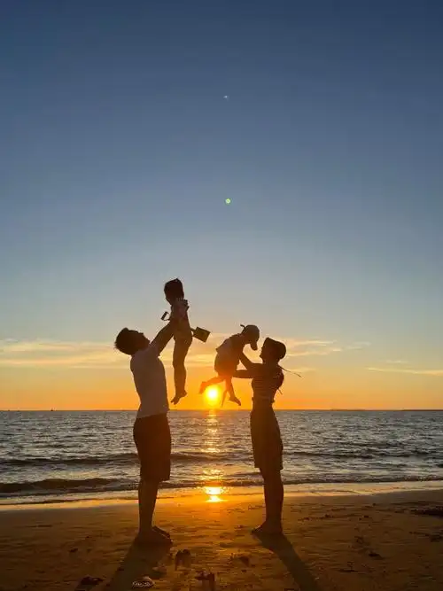 一家4口海边怎么拍照