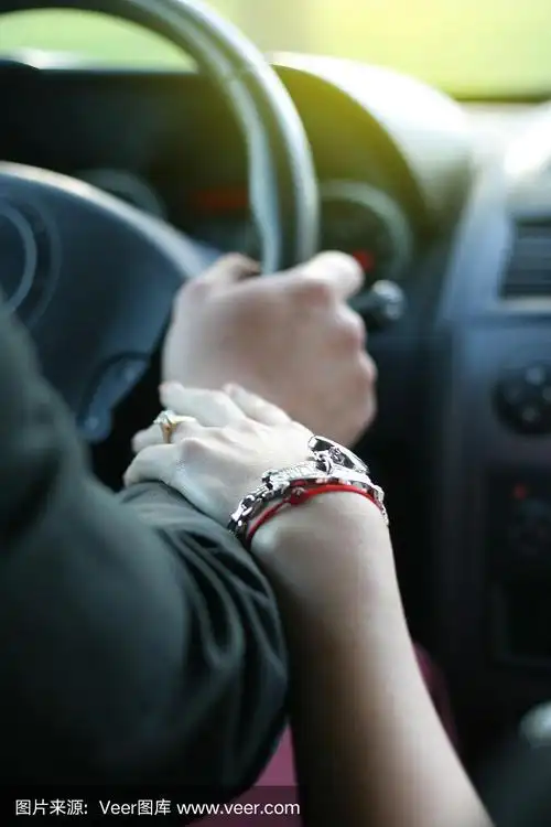 新婚夫妇牵手在车的特写