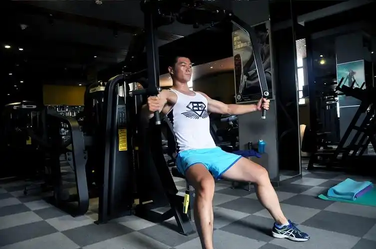 行走间简直就是爆表的腹肌长腿,除了硬汉般的颜值身材更是满分,"金牌