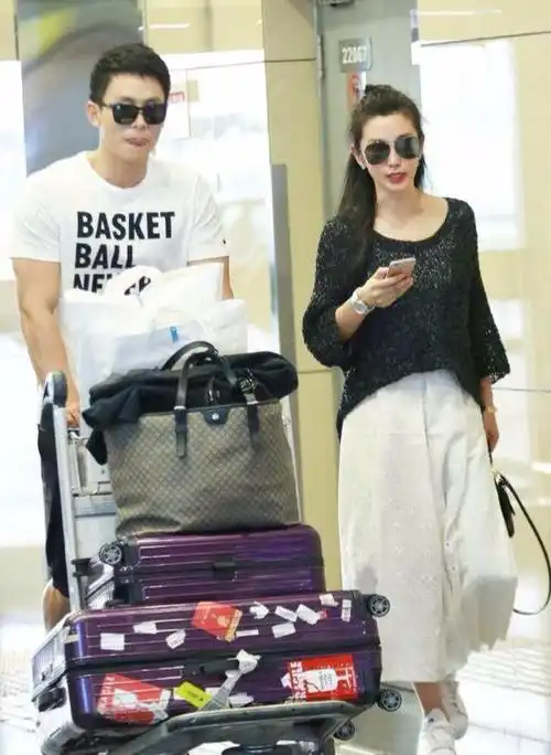 李冰冰与小16岁男友同框穿黑衫搭半身裙高级又优雅男友成苦力