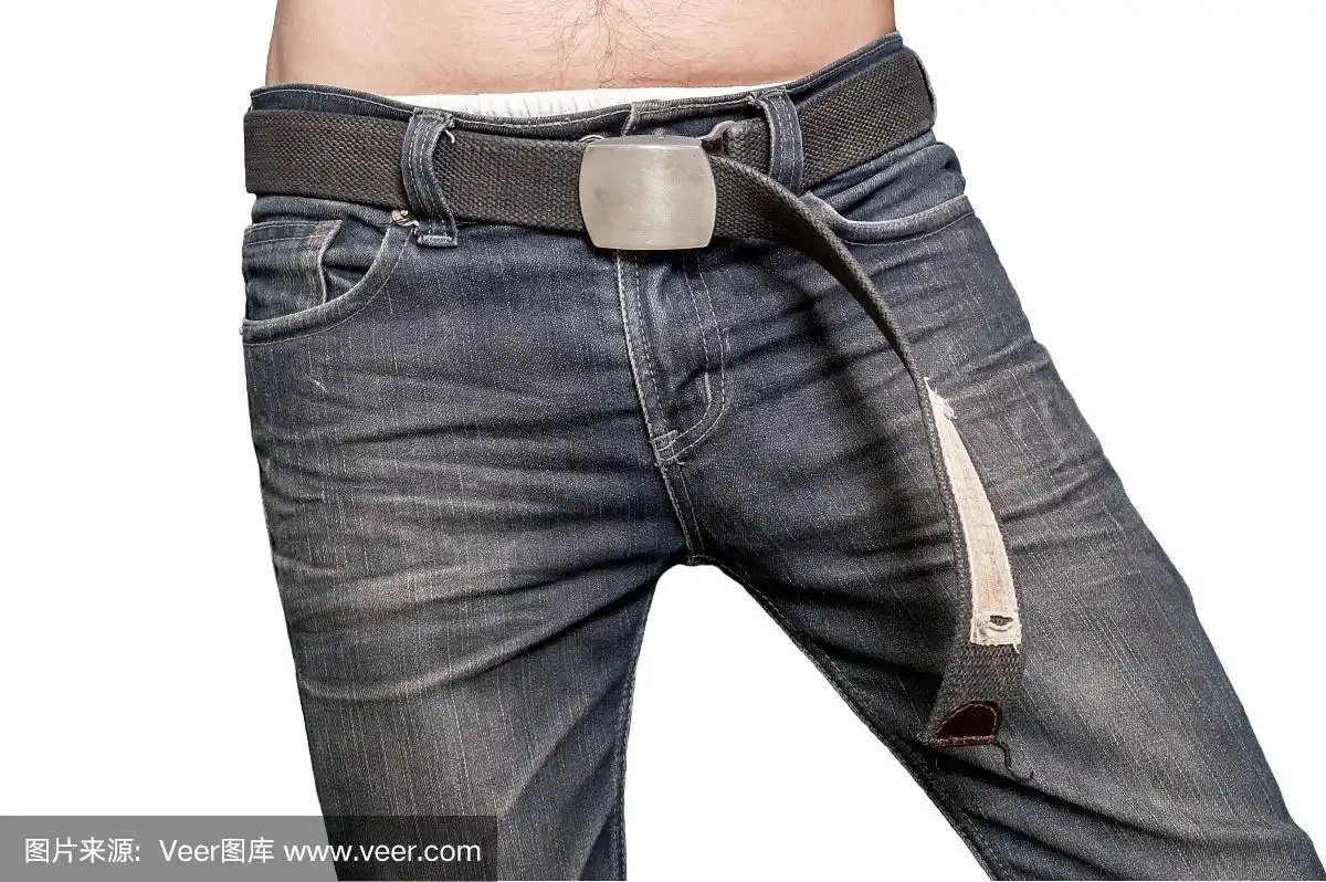 男人穿牛仔裤