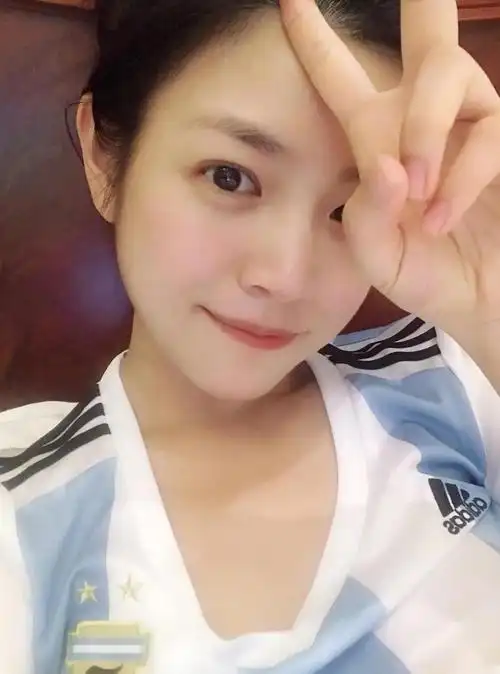伪球迷陈妍希晒素颜不支持阿根廷,水嫩嫩的小仙女堪称神预言
