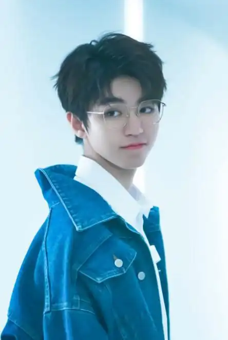 王俊凯的治愈系笑容,全脸360度无死角,网友:想偷回家慢慢欣赏