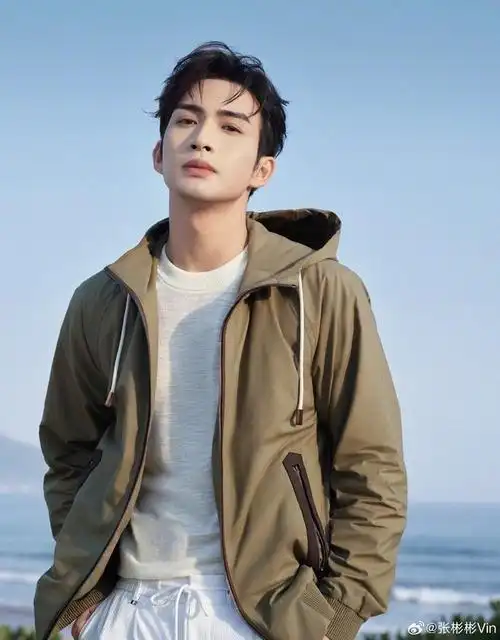 张彬彬海边写真送达休闲帅哥上线