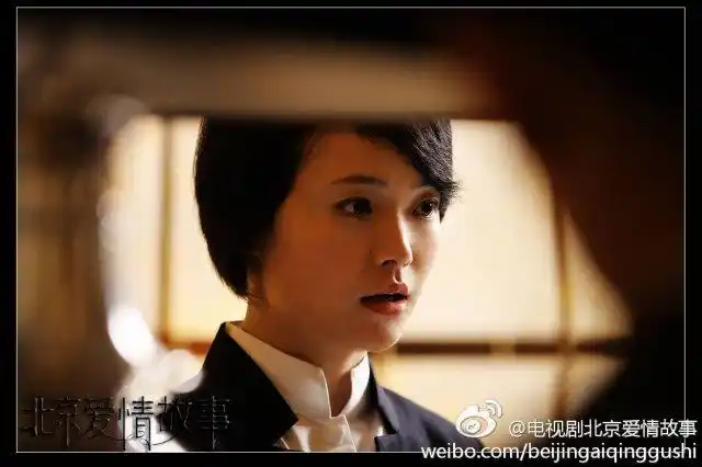 就是张译带着佟丽娅去买房那场戏里的售楼小姐最近的作品应该是《恋爱