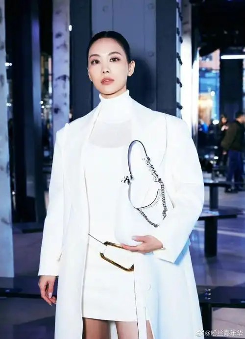 王霏霏马尾白色西装气场##王霏霏时装周看秀状态##hello时装周