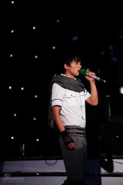 图文:快乐男声4进3总决赛--张杰戴护腕