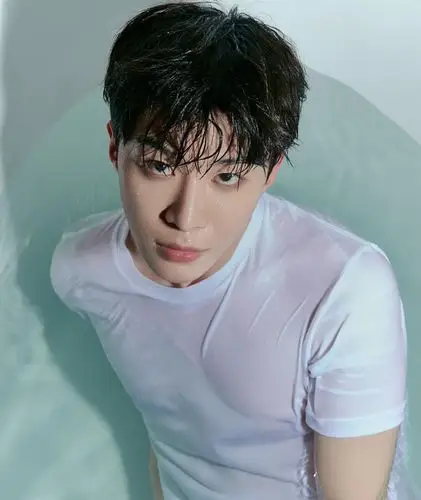 范丞丞浴缸湿身大片曝光 尽显清澈少年气质