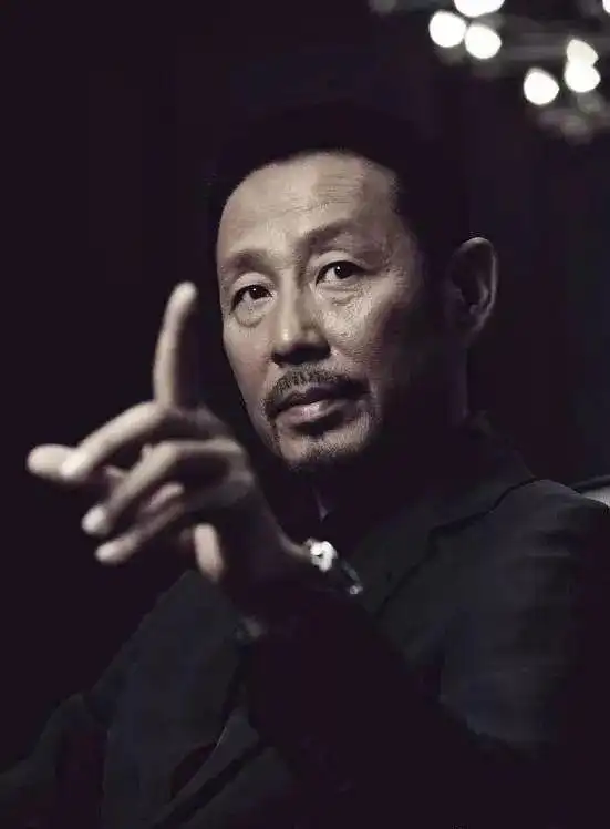 64岁的陈道明又红了:少年不轻狂,中年不油腻,老年不流氓