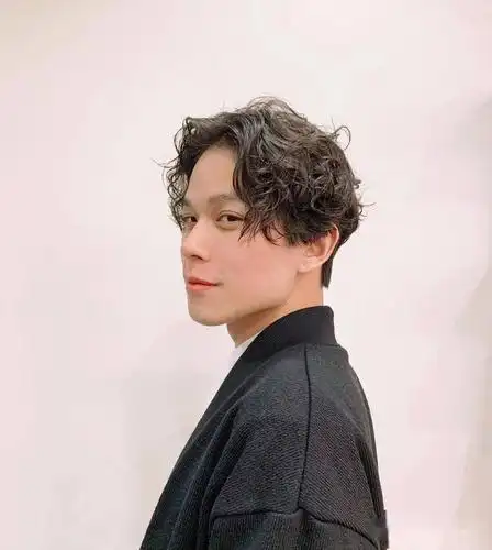 湿润线条感发型男士烫发可以很休闲更可以很有个性9999带出修饰