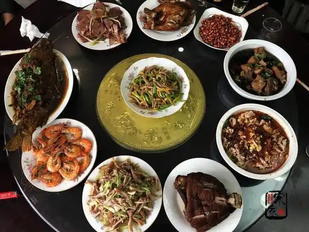 爷爷生日菜刚端上桌嫂子坐下就吃姑姑停老人还没动筷子