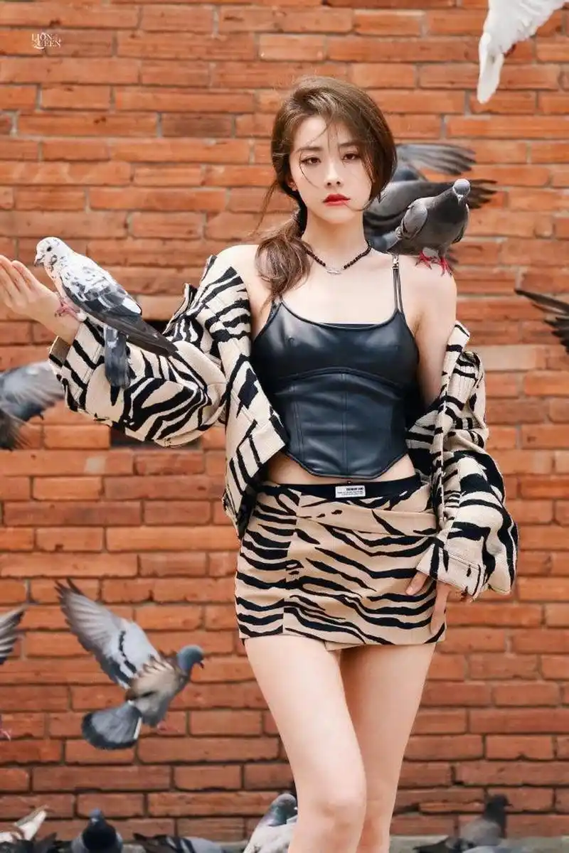 喻言吊带豹纹短裙配上这大长腿,血压上来了 #娱乐