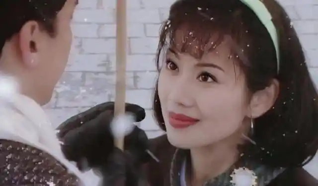 在无线经典剧集《天地男儿》中,陈松伶和当时还是白古的古天乐和嫩得