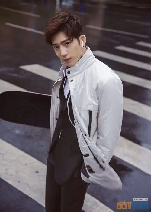 井柏然帅气写真