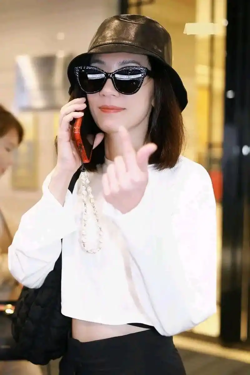 贾静雯亮相,妆容大气穿搭经典魅力十足,可惜身高是硬伤 许久不见的