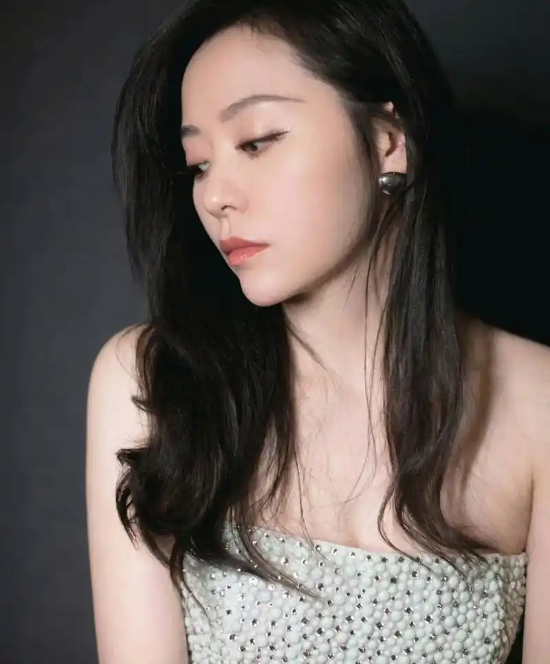 明星# #张靓颖#  张靓颖一袭珠光抹胸连衣裙,优雅灵动好迷人.