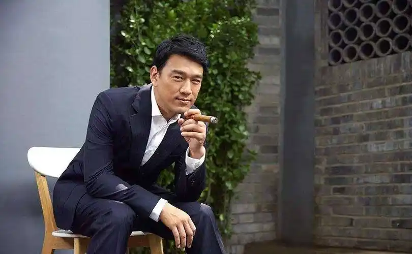 王耀庆凭借他"有钱人"的脸一夜爆红!"奸商""街舞"人设崩塌