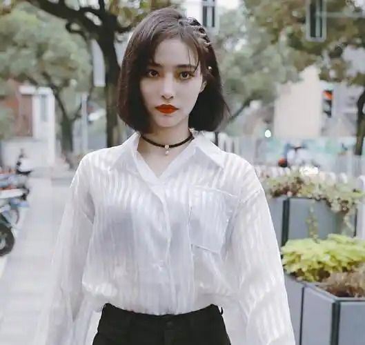 原创许佳琪饭拍图曝光短发衬衫气质高冷不愧是女团出道的人