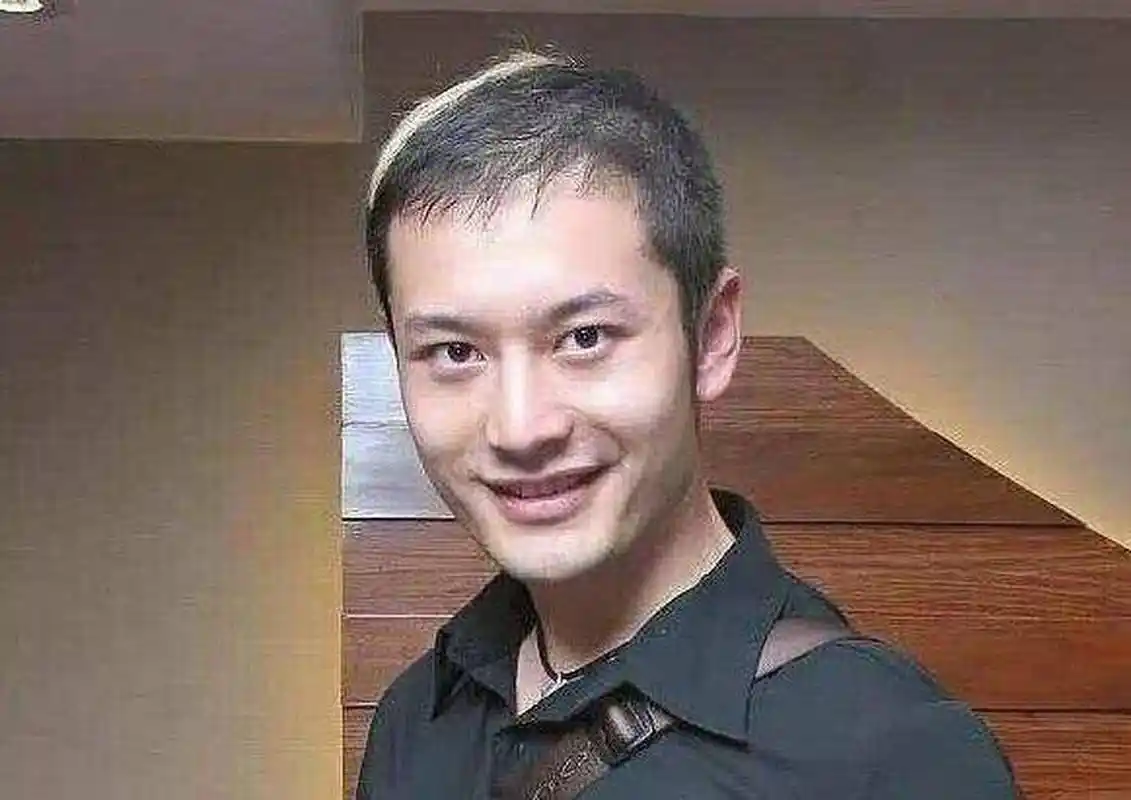 黄晓明植发很成功,没有了往日的油腻.