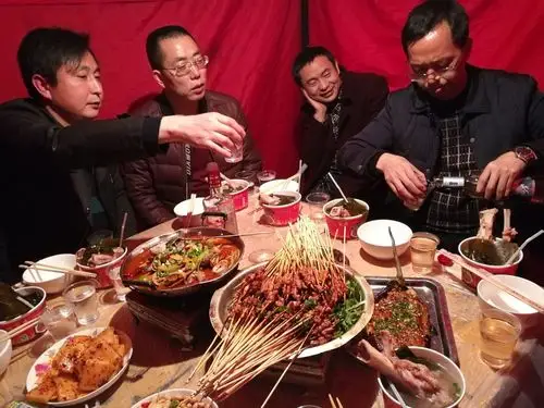 夜里应同学相邀,吃烧烤,喝酒!