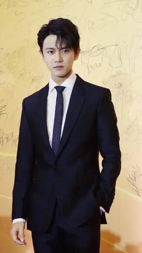 肖战,李现,邓伦,任嘉伦穿西装打领带哪个在你眼中是男神呢?