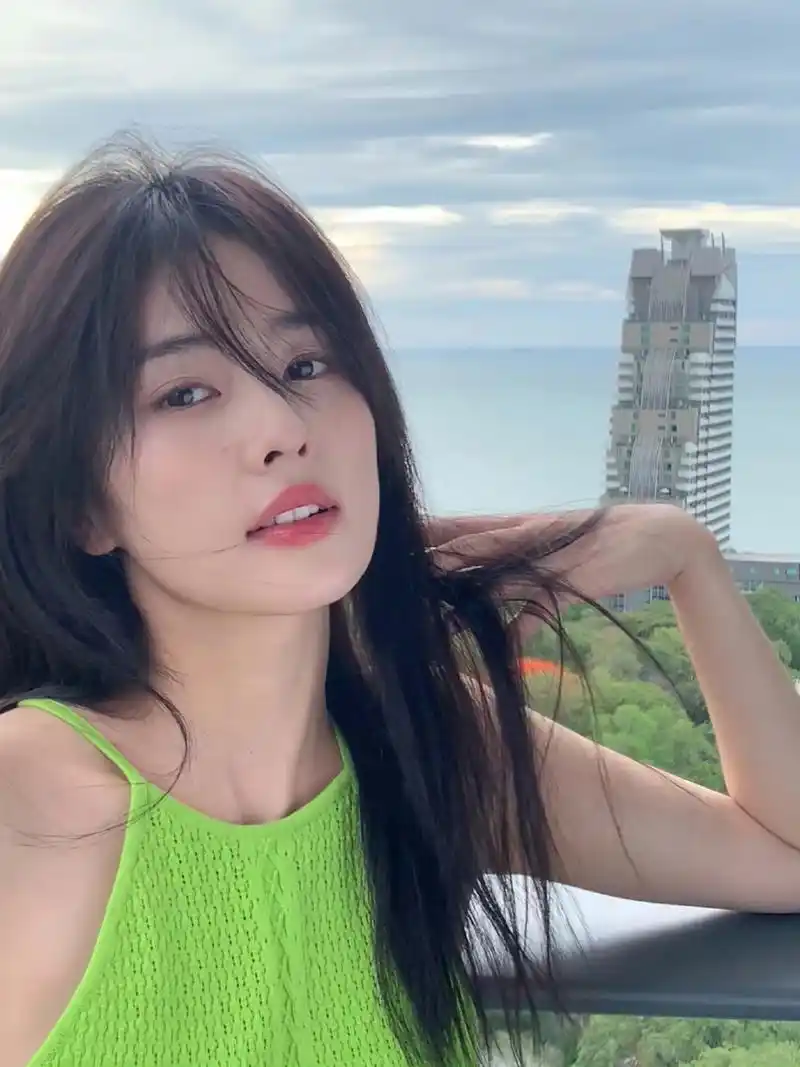 白鹿# 一袭绿色吊带针织衫,肤白貌美的容颜,白皙水嫩的肌肤,窈窕曼妙