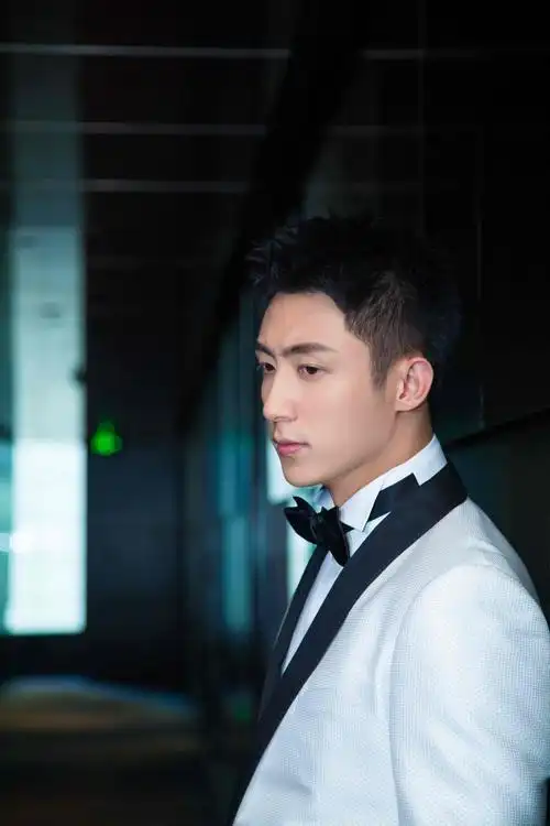 黄景瑜白色西装吸睛亮相 获年度新锐艺人