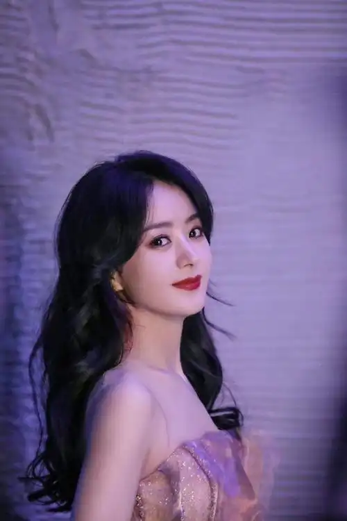 2021年2月,赵丽颖为迪士尼动画电影《寻龙传说》中的女主角拉雅配音.