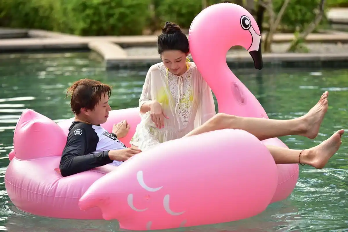 李沁 魏大勋《我们相爱吧》泳池戏水剧照#给魏大勋吹头发的是李沁