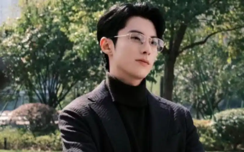 戴眼镜也好看的男人都是霸道总裁上身,实在是扛不住这眼镜鲨