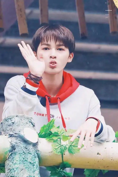 挖槽朱正廷这修长的小腿!这光洁的足!