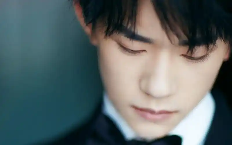 易烊千玺黑色西装帅气写真高清图片壁纸