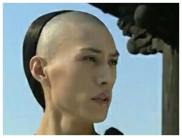 从照片中可以看出那时的靳东真的是太瘦了,正面看起来其实还好,但当你