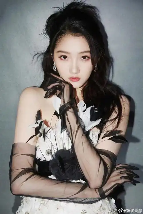 关晓彤这羽毛裙确实真的很仙气,不愧是九头身美女呀……|关晓彤_新浪