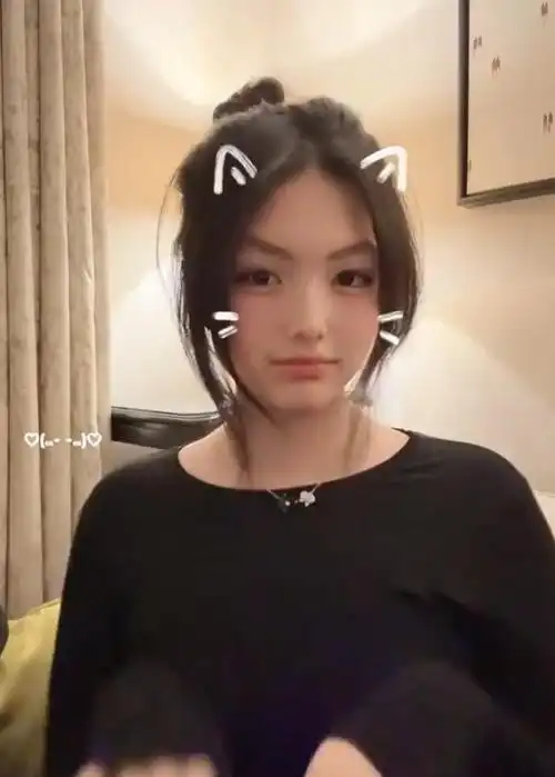 李湘15岁女儿回英国上学晒长发照成熟认不出与小时候判若两人