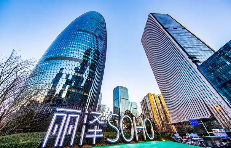 随着地铁14号线丽泽商务区站通车,丽泽的交通更加便利,往来的人群络绎