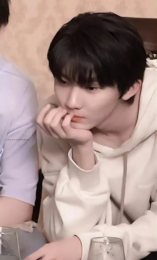 马嘉祺托腮照好可爱