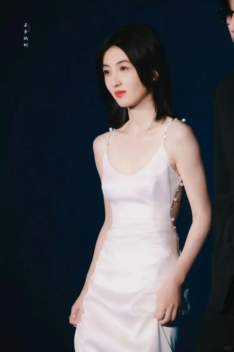 张子枫生图饭拍直击,美神降临电影现场,透过镜头穿越月光与烽火  以一