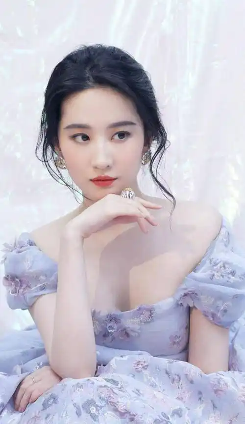 真实镜头下的刘亦菲,素颜与路人无差别,颜值被高估了?